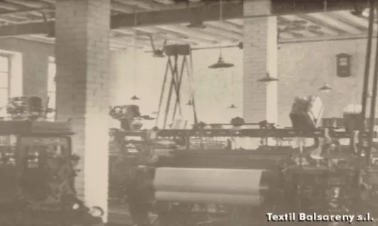 Interior de l’antiga fàbrica, amb els telers