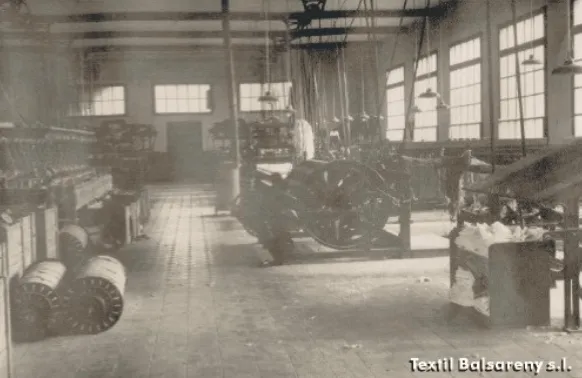 Nau de la fàbrica amb telers el 1945