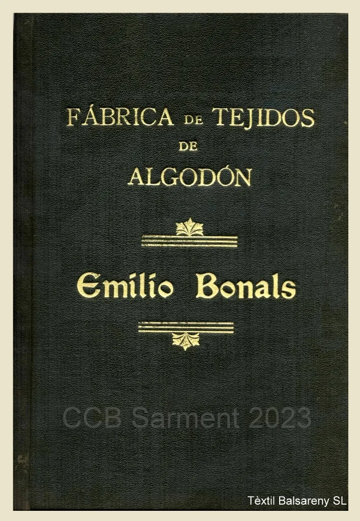 Tapa negra de un muestrario con el texto «Fábrica de tejidos de algodón Emilio Bonals»